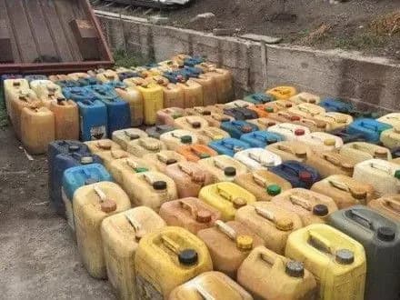 Поліцейських на Миколаївщині затримали на виготовленні та реалізації фальсифікату