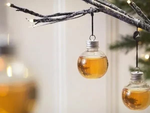 Британці випустили ялинкові іграшки з віскі, джином і горілкою всередині