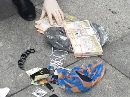 Двох підполковників поліції в Дніпрі викрили на хабарі у півмільйона гривень