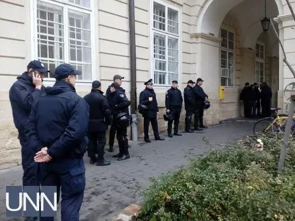 Под здание Львовского горсовета стянули спецназ
