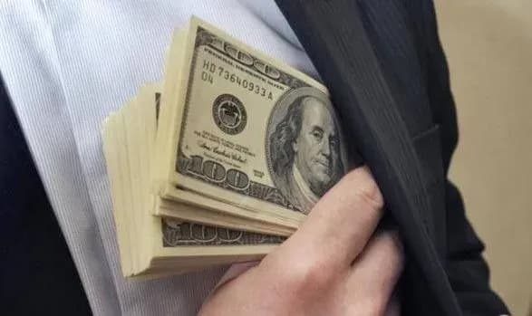 СБУ на Закарпатті затримала прикордонника на хабарі у понад 2 тисячі доларів