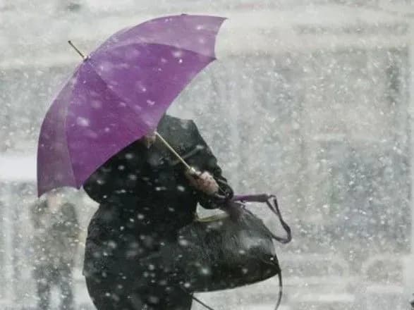 Завтра в Україні очікується мокрий сніг