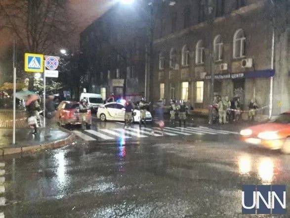 Правоохоронці більше 5 годин шукають вибухівку біля будинку сина Авакова