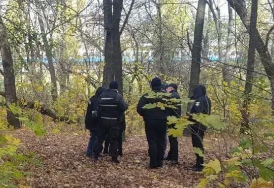 У столичному парку знайшли повішеним чоловіка