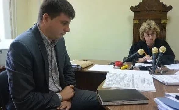 Екс-прокурору, якого підозрюють у вбивстві батьків, продовжили домашній арешт