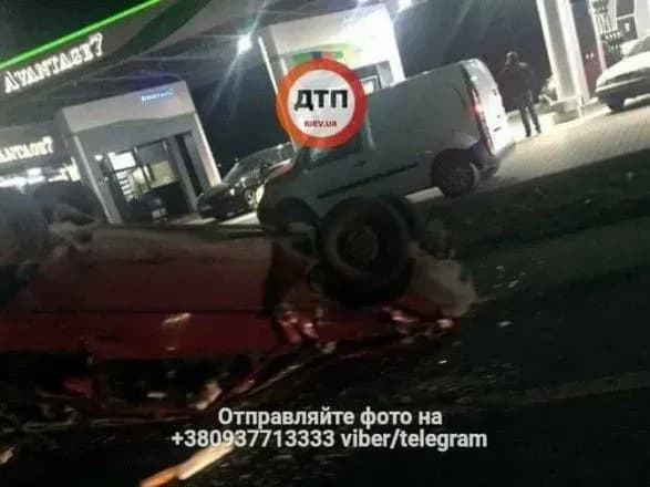 Масштабне ДТП під Києвом: три авто зіштовхнулись, рух – перекрито