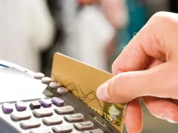 Українці найчастіше розраховуються безготівково у торговельних мережах