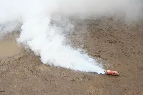 Невідомі кинули димові шашки в кафе у центрі Києва