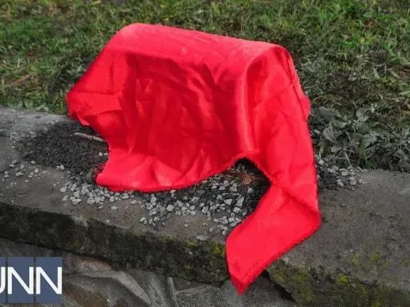 Символічною мініскульптурою в Ужгороді попрощалися з Леніним