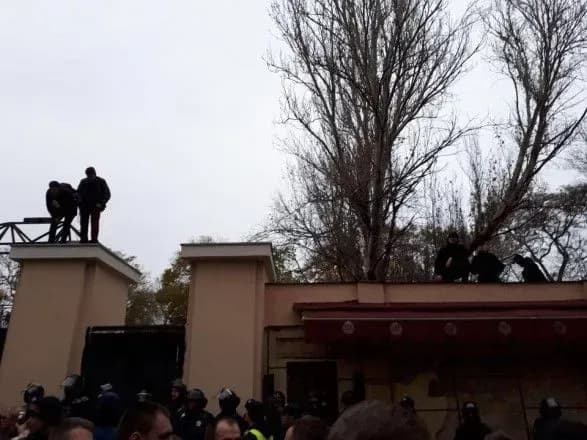 Одеські активісти заявили, що невідомі захопили Літній театр