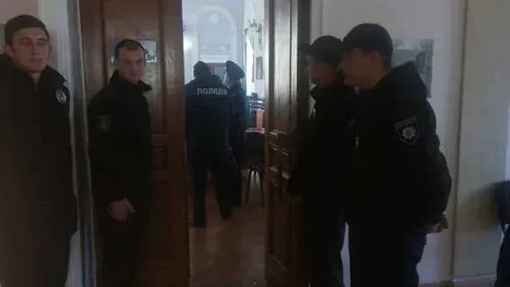 У міськраді Миколаєва сталися сутички після запаленої "димовухи"