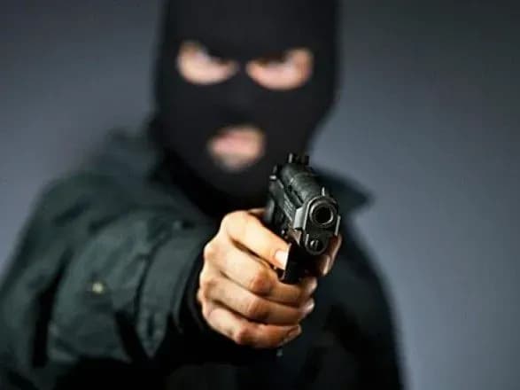 Чергове зухвале пограбування у столиці: біля банку у чоловіка вкрали мільйони гривень