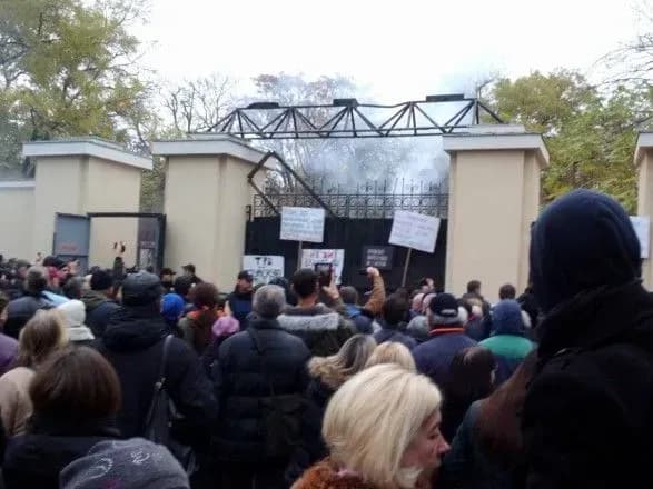 Прорив активістів до Літнього театру в Одесі: сталися сутички з правоохоронцями