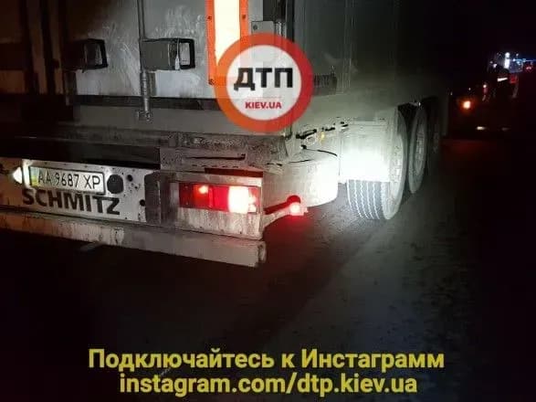 Під Києвом фура насмерть збила літню жінку
