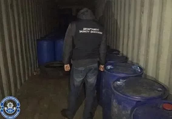 Правоохоронці виявили 60 тисяч літрів контрабандного спирту в Одеській області