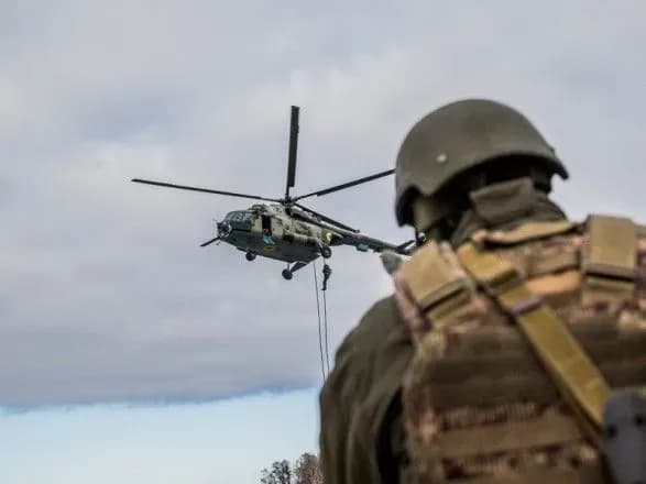 Елітні спецпідрозділи показали, як відточували безпарашутне десантування