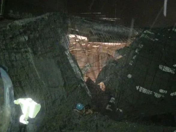 Внаслідок обвалу стіни школи в Івано-Франківську загинула людина, ще четверо постраждали