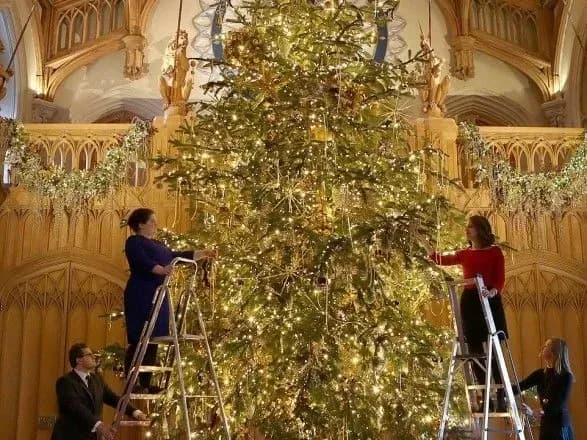 У Віндзорському замку встановили 6-метрову ялинку