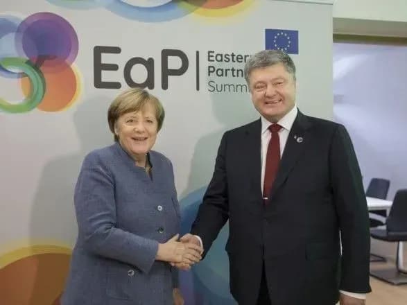 Порошенко і Меркель обговорили графік контактів у нормандському форматі (доповнено)