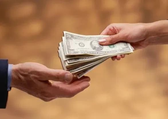 Порошенка просять дозволити ввести смертну кару за корупцію