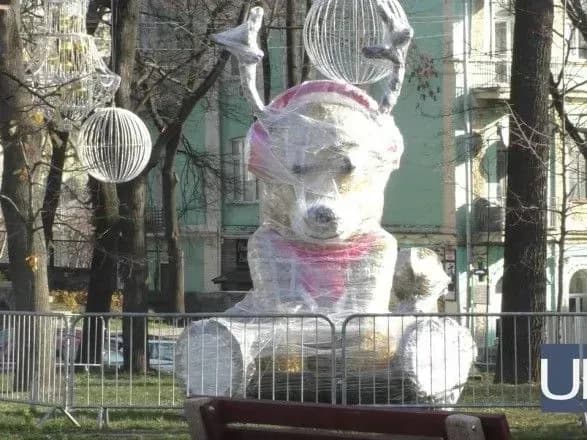 Столичні вулиці почали прикрашати до Нового Року