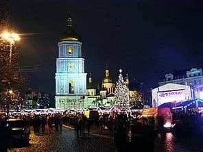 Неправильно припарковані авто біля новорічного містечка забиратиме евакуатор