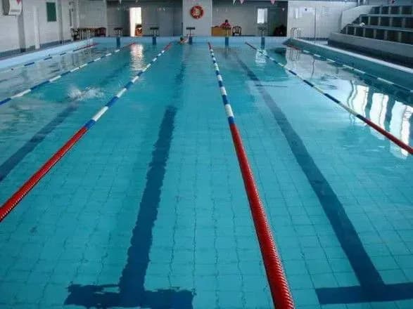 У Львові в басейні університету помер студент