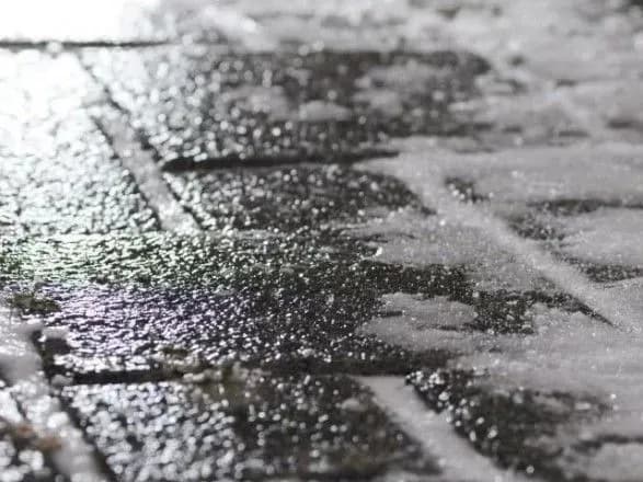 Киян попередили про ожеледицю на дорогах