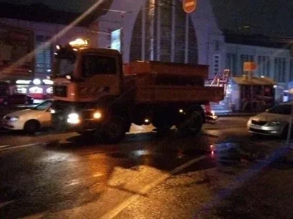 Ліквідацією ожеледиці у столиці займалося 147 снігоприбиральних машин