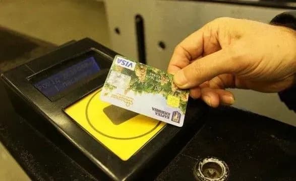 Від сьогодні пільговики зможуть їздити в метро безкоштовно лише з карткою киянина