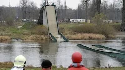 Пішохідний міст обвалився у Празі, є постраждалі