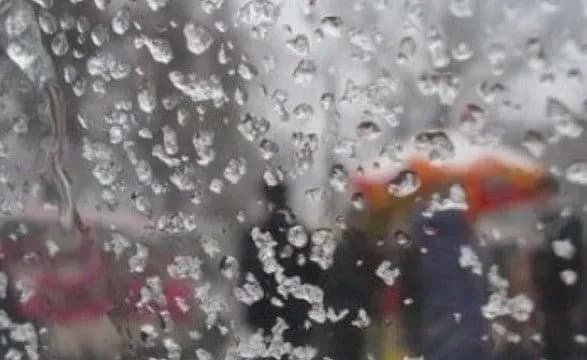 Сьогодні на більшості території України очікуються мокрий сніг і дощ