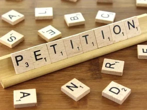 Петиція за імпічмент Порошенка набрала понад 100 тисяч голосів