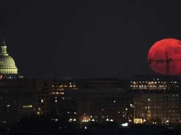 Ученые показали вид суперлуны с Земли и космоса