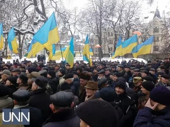 У Львові близько 300 екс-міліціонерів біля ОДА вимагали підвищення пенсій
