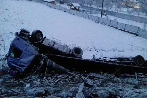 Фура з пивом, якою керував п′яний водій, злетіла у кювет на Закарпатті
