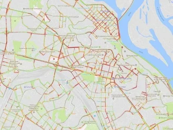 Центр Києва зупинився в заторах