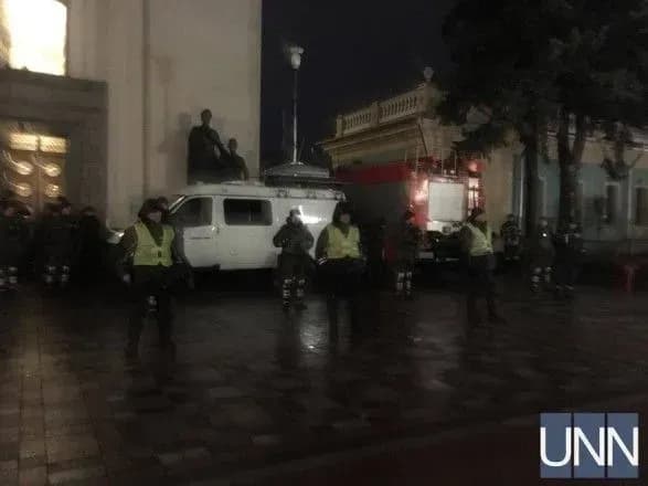 Правоохоронці продовжують посилено охороняти центр Києва