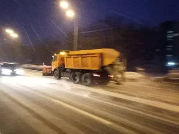 До прибирання вулиць і доріг Києва задіяли більше 150 одиниць техніки