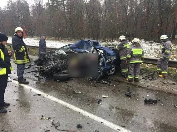 У Києві вантажівка зіштовхнулась з легковиком, є загиблий