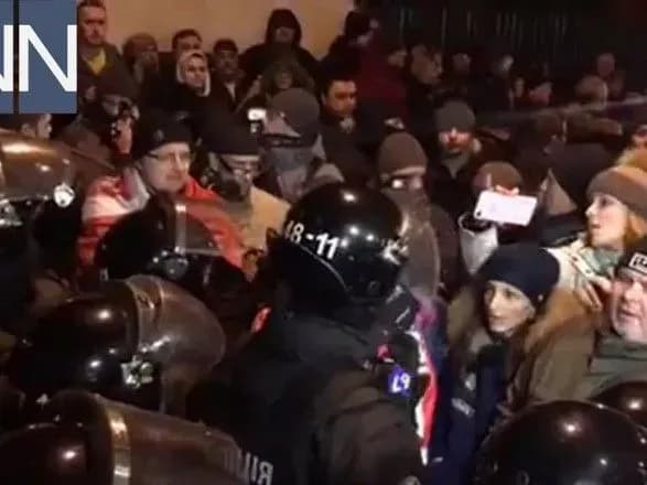 Під ізолятором на Аскольдовому провулку у столиці збираються люди