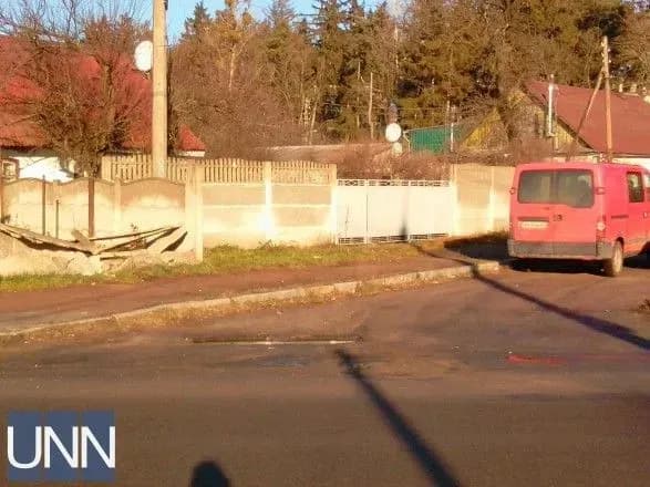 У Житомирі машина врізалась у зупинку - постраждало троє людей