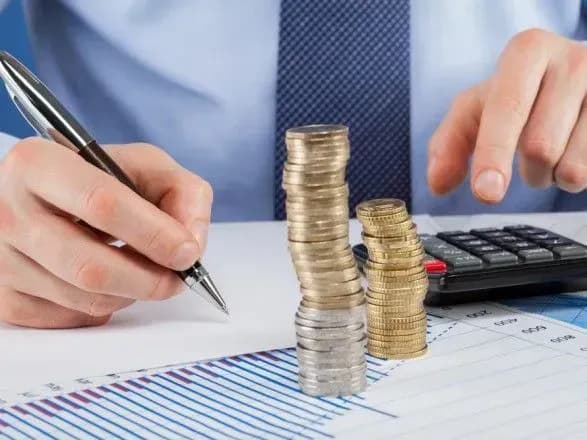 Губернатори та голови районів отримуватимуть більші зарплати