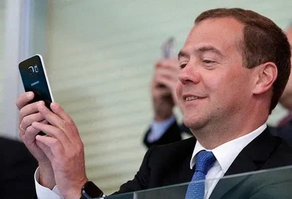 Яценюк розповів, що у 2014 році йому двічі дзвонив Медведєв