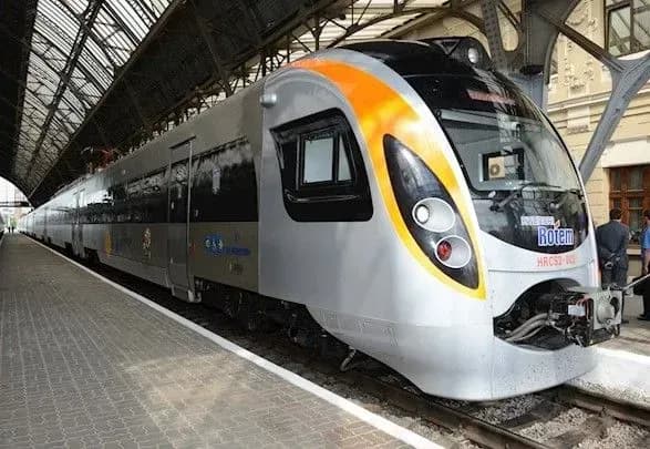 Hyundai Харків-Київ зламався в дорозі, пасажирів пересадили на інший поїзд