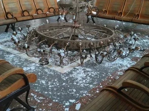 У Херсоні на залізничному вокзалі впала величезна люстра