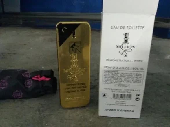 Українець намагався провезти з Польщі 185 флаконів з парфумами