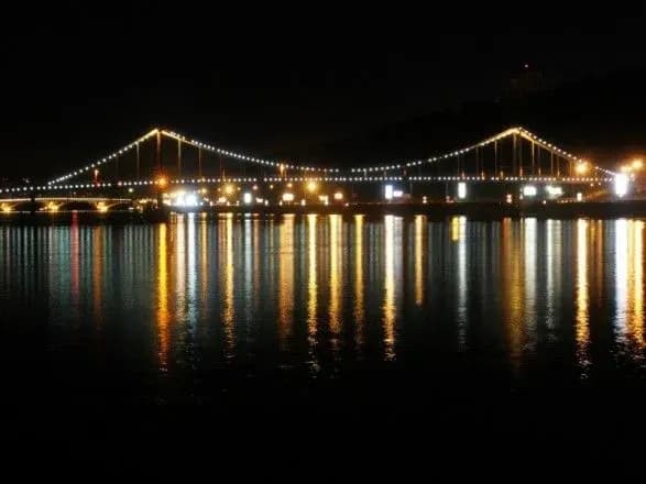 Баржа зачепила опору столичного Паркового мосту