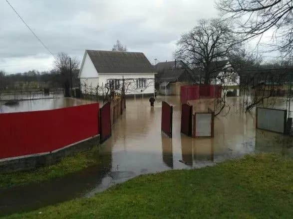 Закарпаття накрив паводок: перекрито автотрасу, підтоплено угіддя і двори