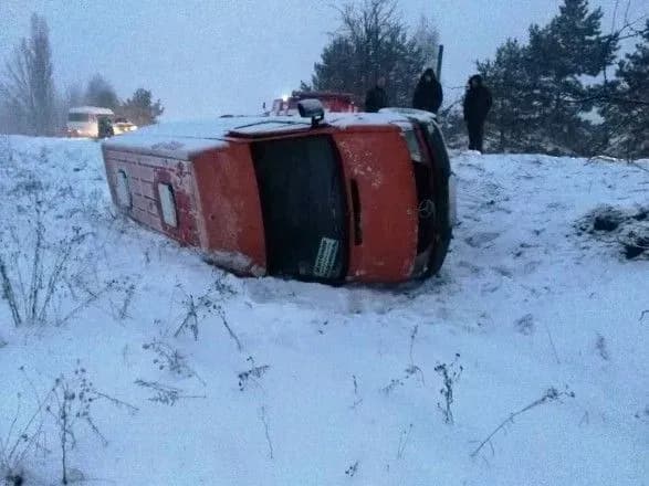 Маршрутка із пасажирами на Житомирщині злетіла у кювет через заметіль